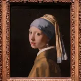 Dama z perłą, młoda kobieta w turbanie i żółtej szacie, spogląda przez ramię. Jej spojrzenie jest hipnotyzujące, a jedyna ozdoba to duża perła.