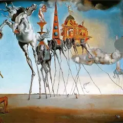 Surrealizm co to? Długonogie słonie i koń unoszą się nad pustynią, a postać z krzyżem wznosi ręce.