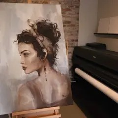 Portret kobiety w stylu digital art, zmysłowy i pełen emocji, obok drukarki Canon.