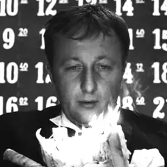 Mężczyzna w garniturze trzyma płonące świece. Tło to liczby, jakby czas się zatrzymał, symbolizując cenzurę i przemijanie.
