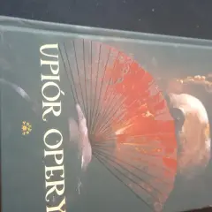 Okładka książki "Upiór w operze" z wachlarzem i maską.