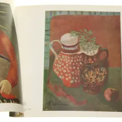 Obraz w stylu art nouveau przedstawia martwą naturę z dzbankami i jabłkiem, obok portret mężczyzny w czerwonej marynarce.