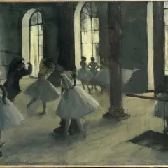 Edgar Degas lekcja tańca: baletnice w białych tiulowych spódniczkach ćwiczą w przestronnej sali z wielkimi oknami.