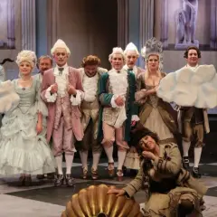 Piękna Lucynda w teatrze na 6. piętrze, w otoczeniu aktorów w strojach z epoki, przygotowuje się do spektaklu.