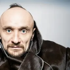 Jan Klata w futrzanym płaszczu, z charakterystycznym irokezem, gotowy do kolejnych spektakli.