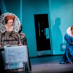 Dwie królowe w Teatrze Narodowym. Recenzja "Marii Stuart" zachwyca kostiumami.