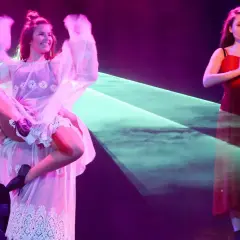 Dwie aktorki na scenie musicalu Józefowicza. Jedna w białej sukni, druga w czerwonej.