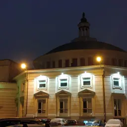 Teatr Komedia nocą. Dyrektor pewnie już w domu, a budynek teatru pięknie oświetlony czeka na widzów.