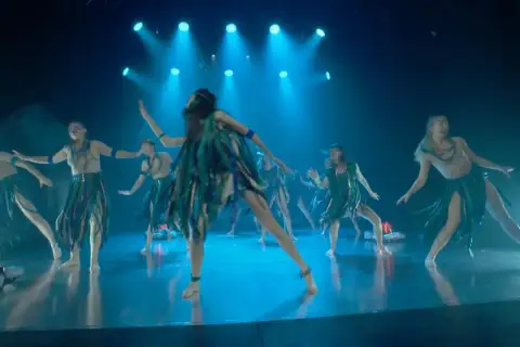 Tancerze w strojach inspirowanych naturą wykonują dynamiczny układ podczas spektaklu "Kalyani Musical".