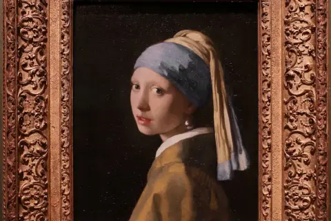 Dama z perłą, młoda kobieta w turbanie i żółtej szacie, spogląda przez ramię. Jej spojrzenie jest hipnotyzujące, a jedyna ozdoba to duża perła.