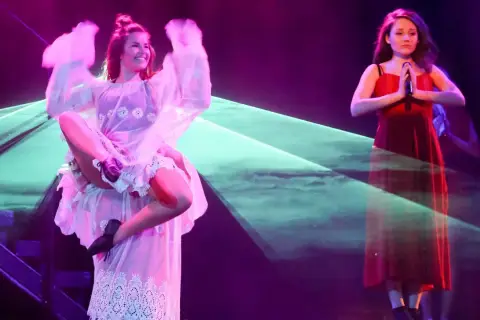 Dwie aktorki na scenie musicalu Józefowicza. Jedna w białej sukni, druga w czerwonej.