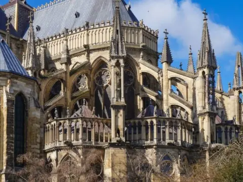 Rzeźba gotycka: historia, cechy i znaczenie w architekturze