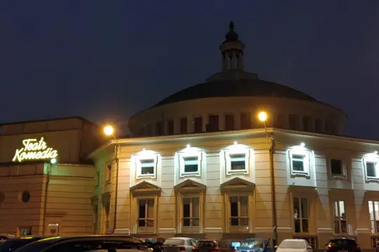 Teatr Komedia nocą. Dyrektor pewnie już w domu, a budynek teatru pięknie oświetlony czeka na widzów.