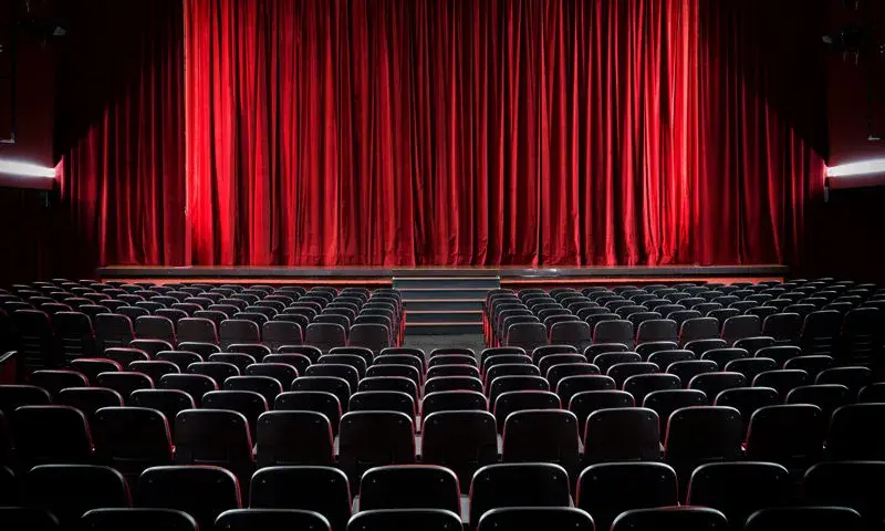Ile zarabia inspicjent w teatrze? Fakty, które musisz znać