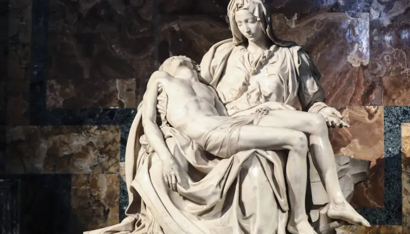 Pieta Michała Anioła, arcydzieło rzeźby, przedstawia Matkę Boską trzymającą martwe ciało Chrystusa.