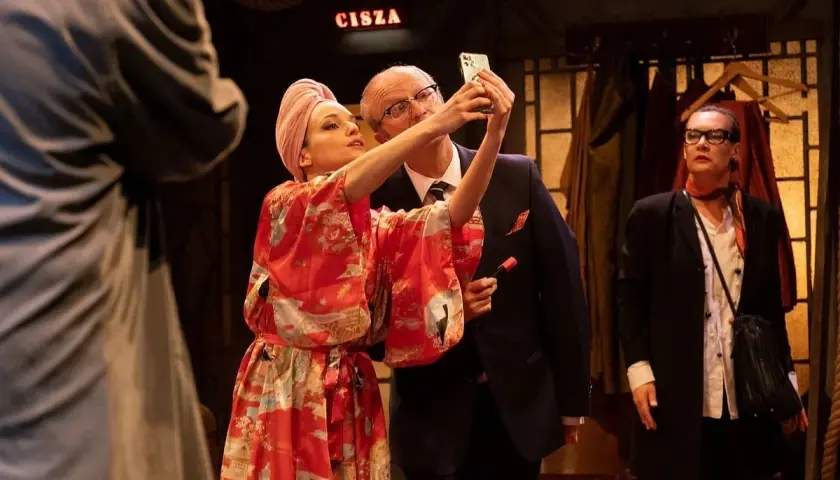 Aktorzy na scenie Och-Teatru robią sobie selfie.