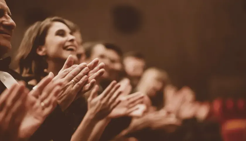 Jak się ubrać do teatru na kabaret, by czuć się komfortowo i stylowo