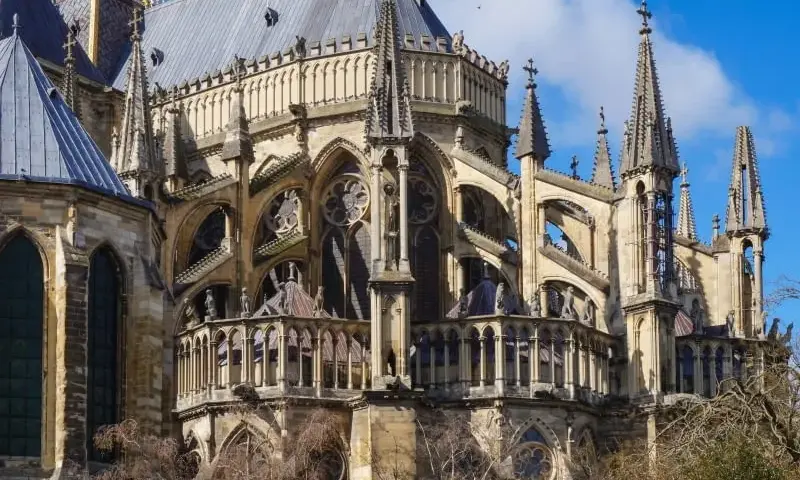 Rzeźba gotycka: historia, cechy i znaczenie w architekturze
