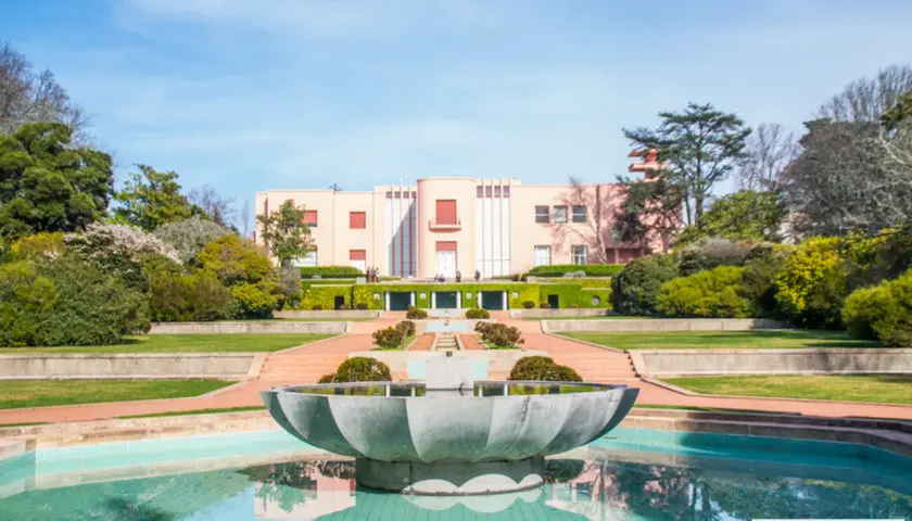 Muzeum sztuki współczesnej Serralves w Porto – historia, wystawy i porady