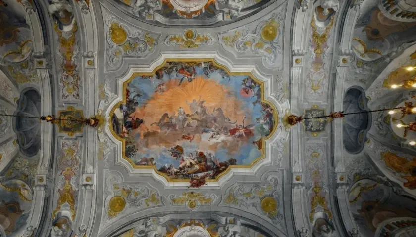 Bogate zdobienia, złote ornamenty i malowidło na sklepieniu ukazujące scenę mitologiczną – to charakterystyczne cechy stylu rokoko.