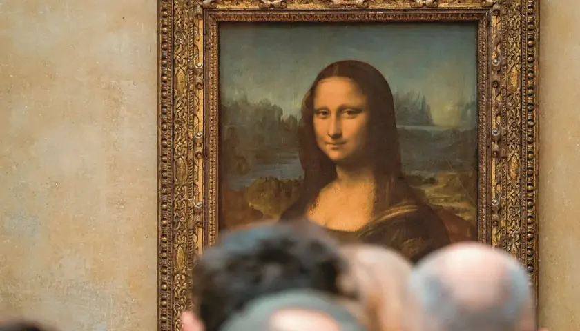 Zagadkowa Mona Lisa, której tożsamość wciąż fascynuje, spogląda z obrazu.