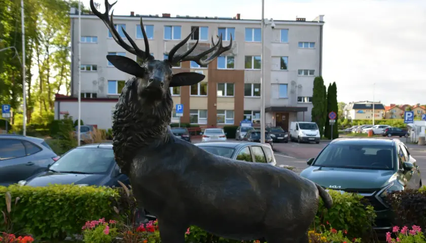 Rzeźba jelenia: piękne przykłady i gdzie je kupić w Polsce