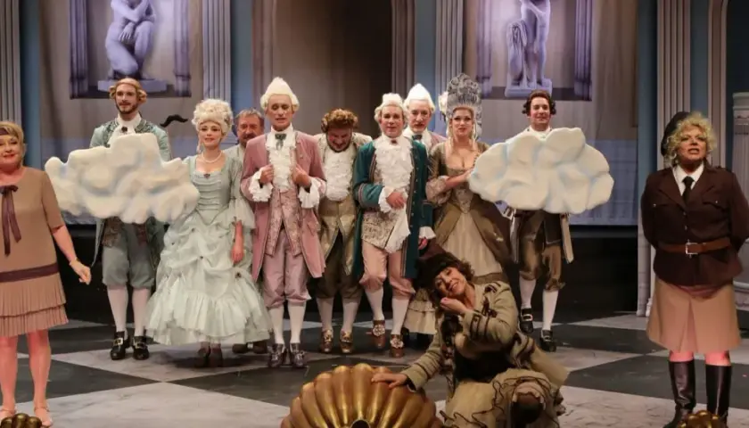 Piękna Lucynda w teatrze na 6. piętrze, w otoczeniu aktorów w strojach z epoki, przygotowuje się do spektaklu.