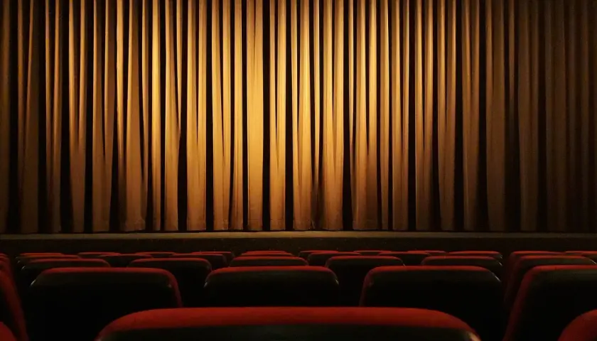 Ile trwa przerwa w teatrze? Odkryj tajemnice antraktów i ich długość