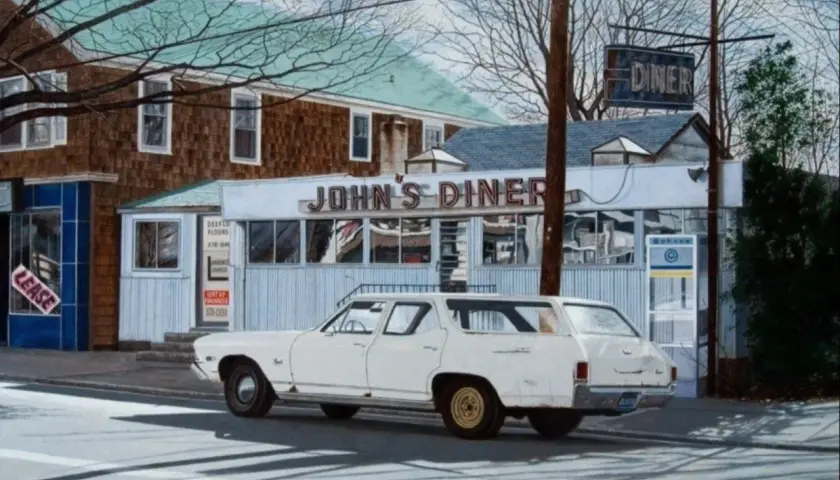 Białe kombi przed "John's Diner" wygląda jak żywe, mistrzowski fotorealizm.