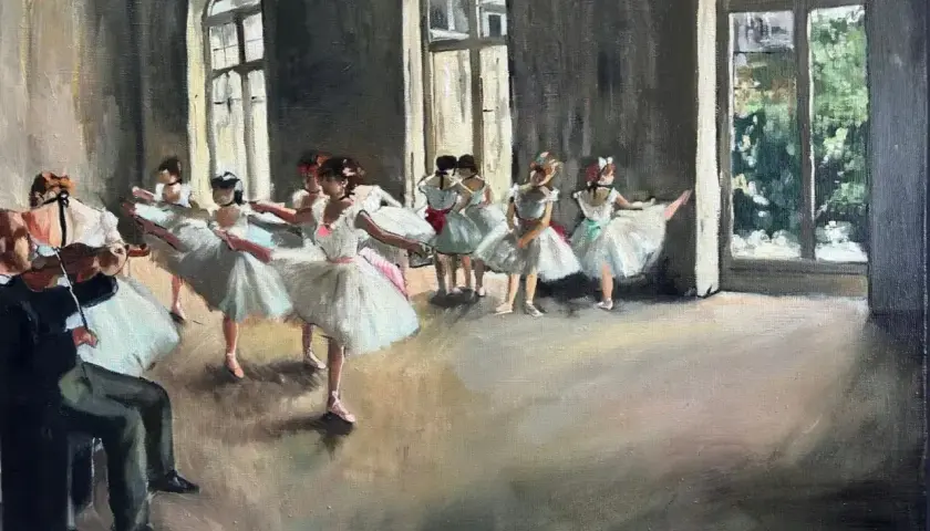 Baletnice w białych tiulowych spódniczkach ćwiczą w sali baletowej. Obraz inspirowany edgar degas najsłynniejsze dzieła.