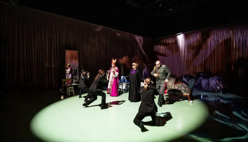 Scena teatralna z postaciami w strojach historycznych i współczesnych. Czy tyle jest teatrów w Warszawie, ile postaci na scenie?
