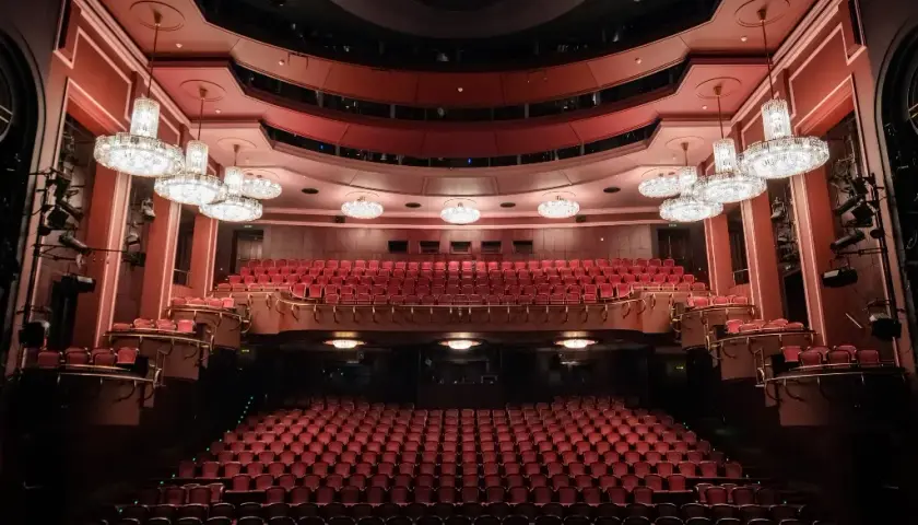 Ile kosztuje bilet do teatru w Warszawie? Sprawdź ceny i zniżki