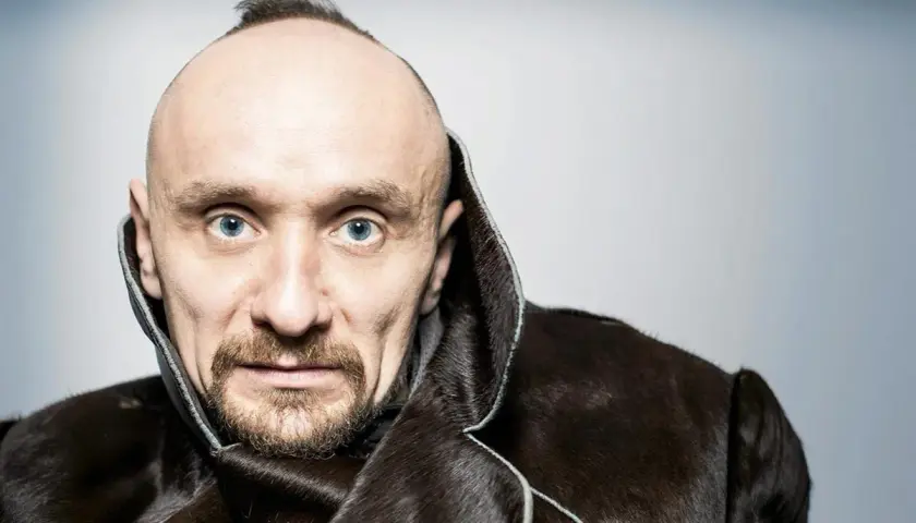 Jan Klata w futrzanym płaszczu, z charakterystycznym irokezem, gotowy do kolejnych spektakli.