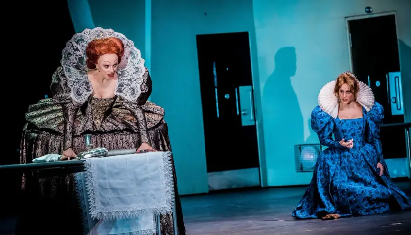 Dwie królowe w Teatrze Narodowym. Recenzja "Marii Stuart" zachwyca kostiumami.