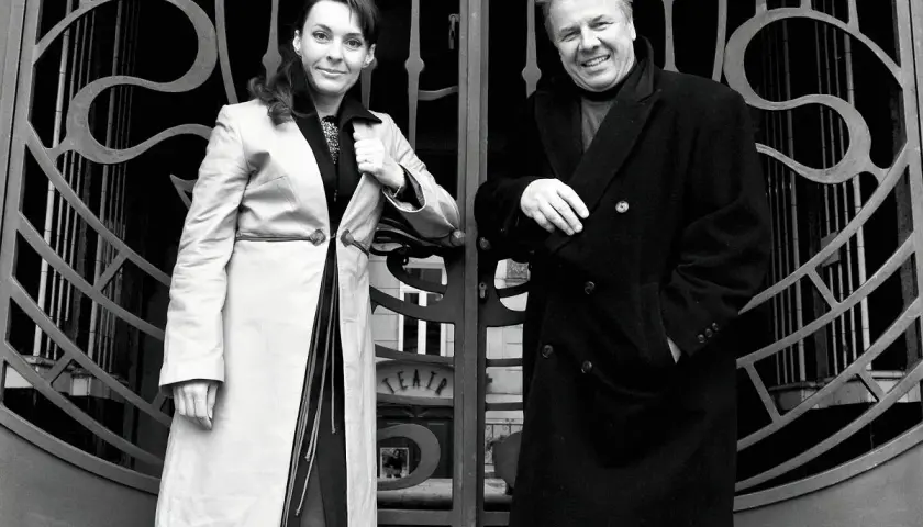 Założyciel Teatru Kamienica, Andrzej Grabowski, z żoną Anną Grabowską przed wejściem do teatru.