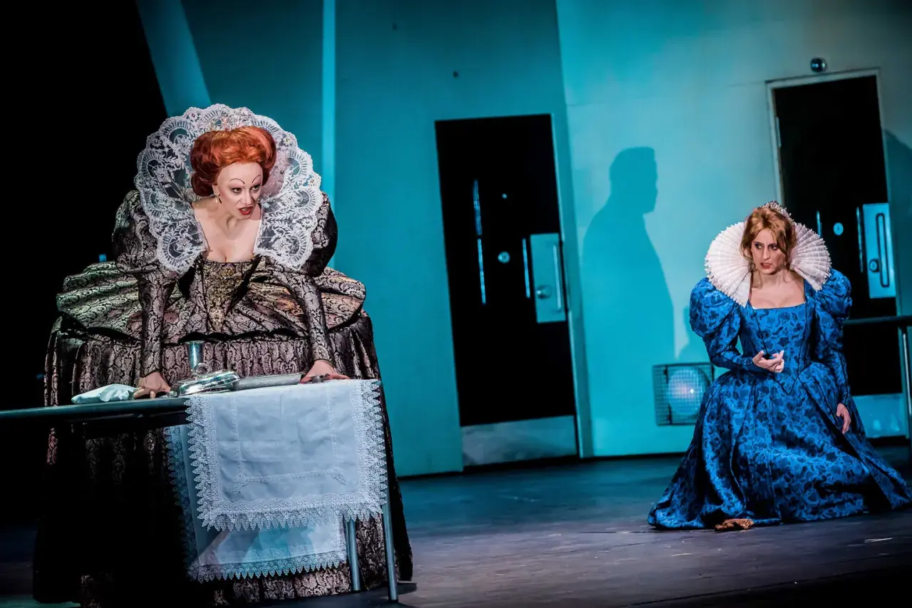 Dwie królowe w Teatrze Narodowym. Recenzja "Marii Stuart" zachwyca kostiumami.