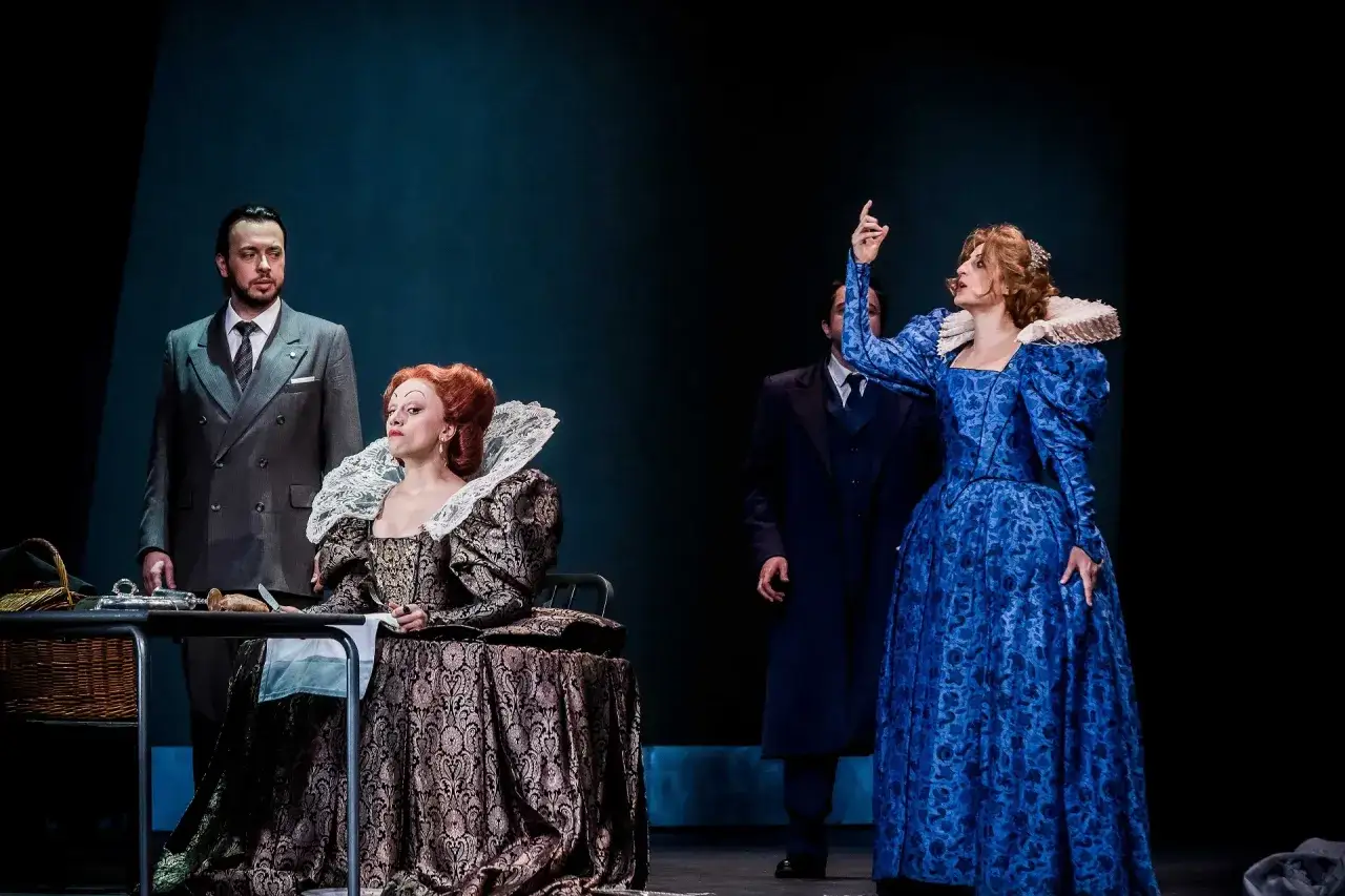 Maria Stuart w Teatrze Narodowym. Recenzja spektaklu z barwnymi kostiumami i dramatyczną grą aktorską.
