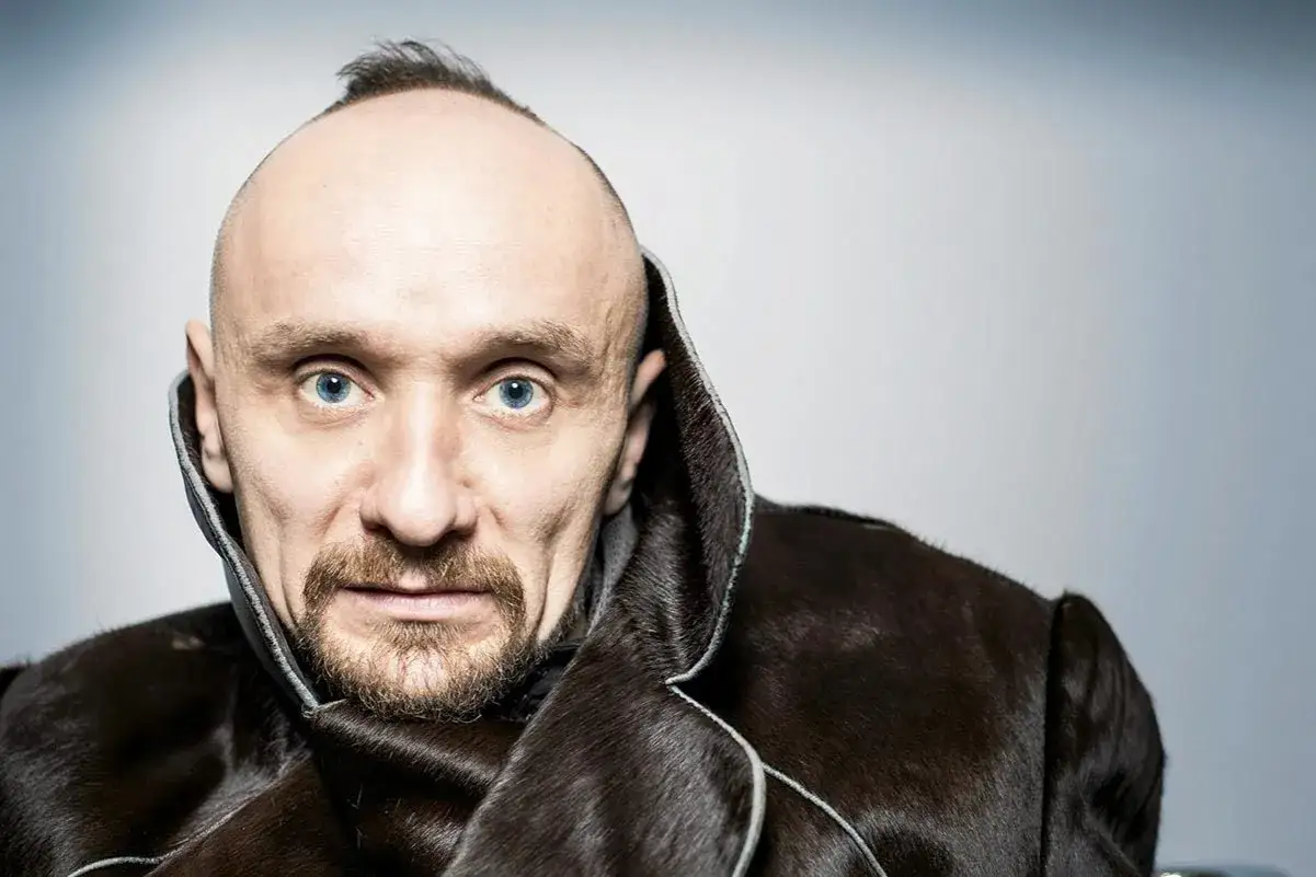 Jan Klata w futrzanym płaszczu, z charakterystycznym irokezem, gotowy na kolejne spektakle.