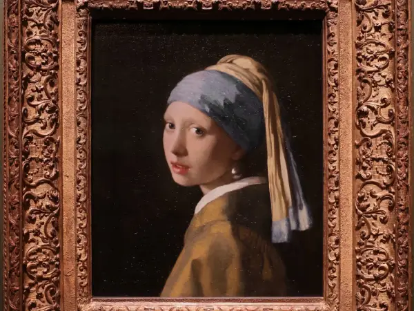 Dama z perłą, młoda kobieta w turbanie i żółtej szacie, spogląda przez ramię. Jej spojrzenie jest hipnotyzujące, a jedyna ozdoba to duża perła.